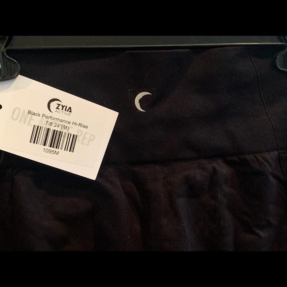NWT Zyia Performance Black 7/8 leggings medium
